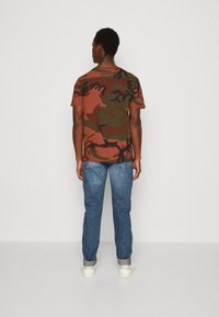 Alpha Industries CAMO - Triko s potiskem - burned