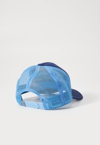 Casquette bleue avec un devant marine et un dos en maille bleue. Dotée d'un visière incurvée et d'une sangle en plastique ajustable à l'arrière. Surface texturée.