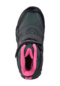 Zapatilla deportiva negra y gris con detalles en rosa, que presenta una parte superior de malla texturizada, correa ajustable y cuello acolchado para mayor comodidad y soporte.