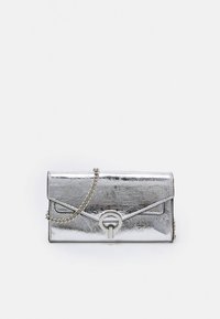 Bolso de mano metálico plateado con cadena, presenta un diseño elegante tipo sobre, superficie texturizada y detalle de cierre circular.