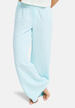 Hellblaue Pyjamahose mit dünnen weißen Streifen, aus weichem Stoff, mit elastischem Bund, weitem Bein und lockerem Sitz.