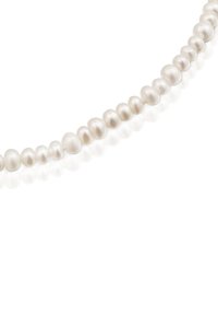 Collana di perle bianche con perle rotonde di dimensioni varie, dalla texture liscia e dal lustro uniforme, esposta su uno sfondo bianco.