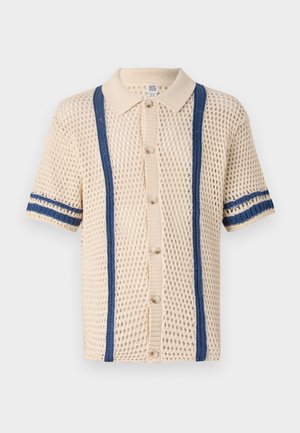 Crème korte mouwen gebreide polo met blauwe strepen, knoopsluiting en een gestructureerd patroon. Zacht, ademend materiaal met een relaxte pasvorm.