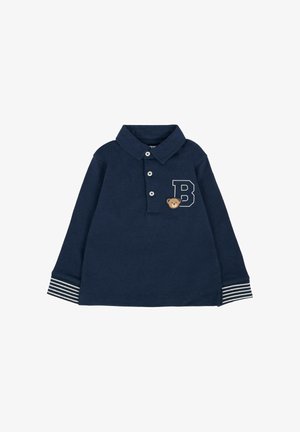 Polo a maniche lunghe blu navy con tre bottoni, lettera "B" bianca e emblema dell'orso, e polsini a righe bianche e blu navy.
