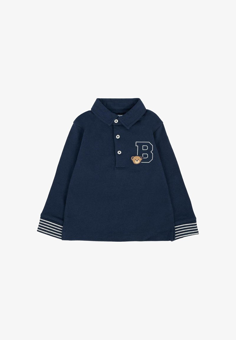 Polo a maniche lunghe blu navy con tre bottoni, lettera "B" bianca e emblema dell'orso, e polsini a righe bianche e blu navy.