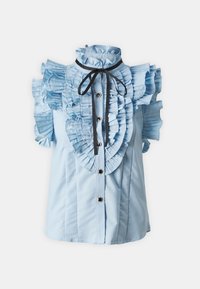 Gaiši zila blūze ar volāniem pa piedurknēm un augstu apkakli. Iespējas vertikālas svītras, pogu aizdare priekšā un melna kaklasaites detaļa pie kakla.