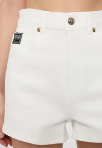 Versace Jeans Couture Kratke hlače od trapera - white