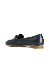 Ballerine in pelle blu navy con un tacco basso, caratterizzate da una cintura decorativa e dettagli testurizzati. Finitura liscia e suola in gomma a contrasto.