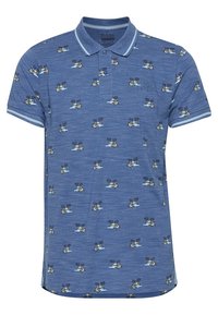Polo bleu manches courtes avec petits motifs floraux et palmiers et bordure rayée au col et aux bords des manches.