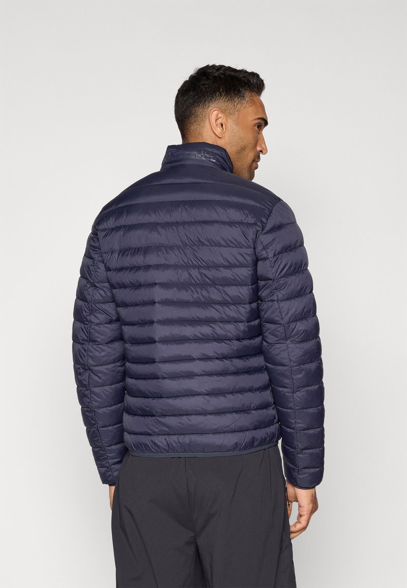 Marineblaue Steppjacke mit gestepptem Muster, hohem Kragen und schlanker Passform. Verfügt über eine glatte, glänzende Oberfläche und ein leichtes Design.