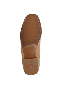 Leren zool van tan kleur met textuur voor grip, afgeronde vorm en logo-afdruk; heeft een contrasterende rode cirkelaccent op de hak.