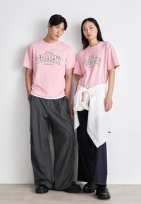 Tommy Jeans VARSITY TEE UNISEX - Camiseta estampada - ballet pink