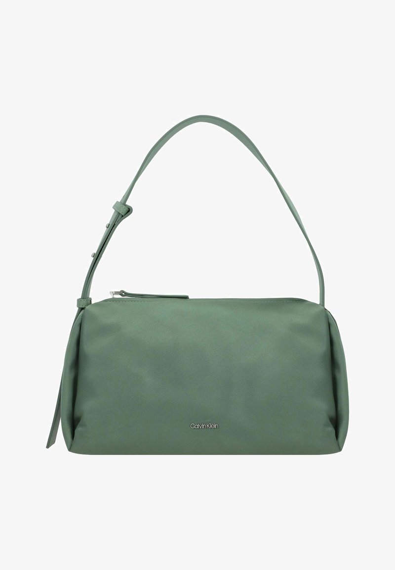 Groene stoffen schoudertas met een gladde textuur, rits bovenaan en een verstelbare schouderband. Voorzien van een klein zilveren logo aan de voorkant.