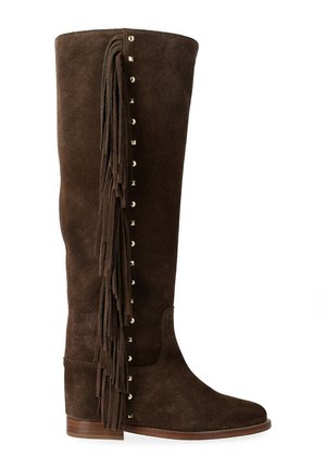 Botte haute en daim marron avec franges latérales et détails en clous dorés, semelle en bois plate et bout arrondi.