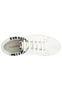 Zapatilla blanca con un collar texturizado a rayas en blanco y negro, puntera redonda y cordones planos. Material superior suave y suela de goma.