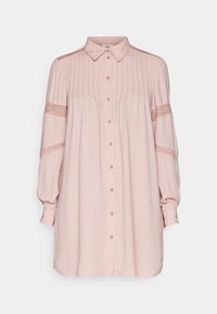 Helles rosa Hemd mit Knopfverschluss und Kragen, langen Ärmeln und bestickten Akzenten auf den Schultern. Verfügt über einen strukturierten Stoff mit vertikalen Streifen.