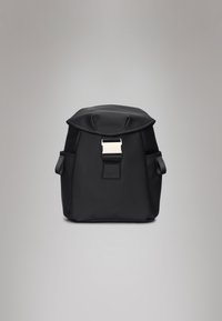 Mochila preta à prova d'água com topo dobrável, fivela de metal prateada, dois bolsos laterais e um acabamento texturizado.