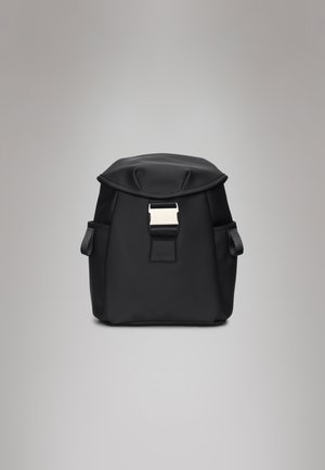 Mochila preta à prova d'água com topo dobrável, fivela de metal prateada, dois bolsos laterais e um acabamento texturizado.