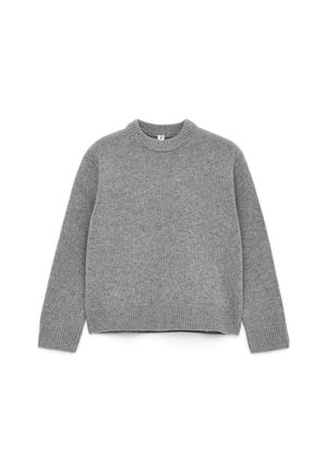 Grauer Strickpullover mit rundem Halsausschnitt, langen Ärmeln, gerippten Bündchen und Saum sowie einer weichen Textur.