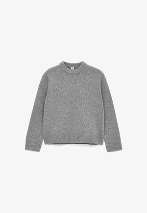 Grauer Strickpullover mit rundem Halsausschnitt, langen Ärmeln, gerippten Bündchen und Saum sowie einer weichen Textur.