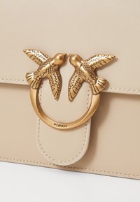 Pinko LOVE ONE TOP HANDLE CLASSIC  - Geantă de mână - beige/smoke grey/antique gold-coloured