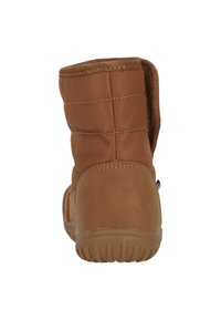 Brun isoleret ankelstøvle med quilted tekstur, gummisål og blød foring. Har en rund tå og en manchetøver.