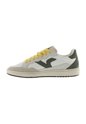 Zapatilla blanca y verde con cordones amarillos, materiales de ante y cuero, puntera redonda, media suela texturizada en color crema y suela exterior de goma negra.