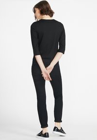 PETER HAHN Langarmshirt - black