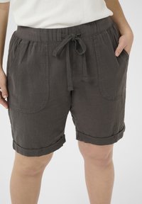 Tmavě šedé lněné šortky s elastickým pasem, předními kapsami a ohnutými lemy. Obsahují šňůrku pro nastavení velikosti.