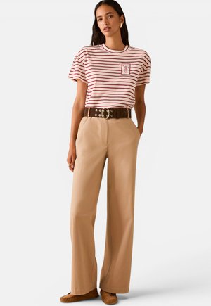 Pennyblack, PANTALONI IN GABARDINE CON RICAMI - Pantaloni - cammello