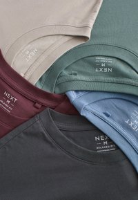Afslappede t-shirts i fire farver: beige, grøn, blå og burgunder. Fremstillet af blødt stof med rund halsudskæring og synlige mærketags.