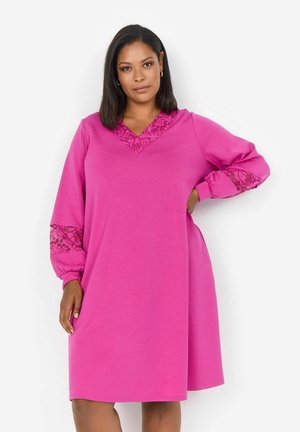 Vestido rosa con mangas largas y acentos de encaje en los puños y el escote. Tela suave, diseño de escote en V, forma en A que cae por encima de la rodilla.