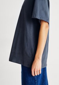 Jack & Jones PREMIUM JPRBLAHARVEY TEE UNISEX - Paprasti marškinėliai - asphalt