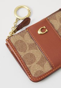 COACH ESSENTIAL MINI ID CARD CASE IN SIGNATURE CANVAS - Lommebok - caramel