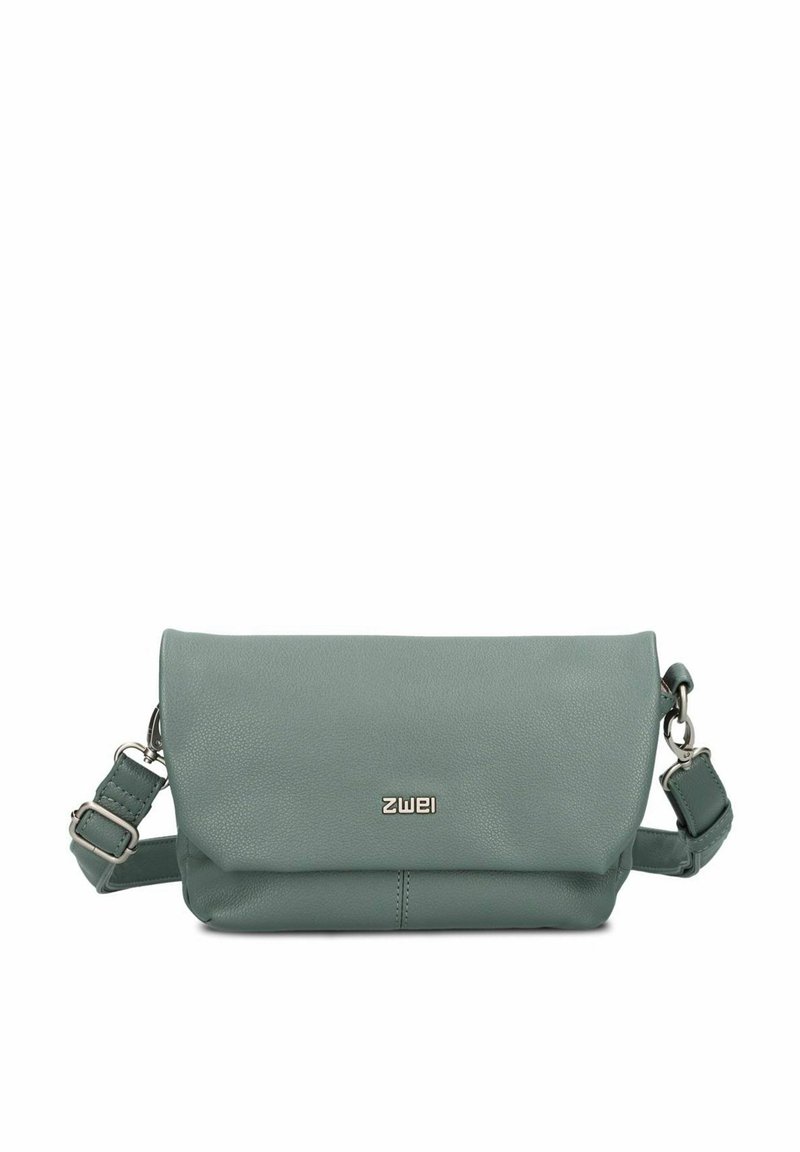 Borsa a tracolla verde in pelle con patta ripiegabile e accessori in argento. Presenta una tracolla regolabile e il logo del brand in rilievo sul davanti.