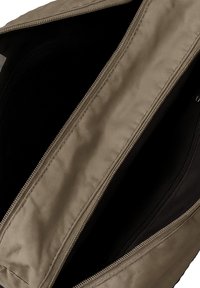 Borsa di tessuto beige con chiusura con zip. L'interno è nero e presenta più scomparti per l'organizzazione. Texture liscia.