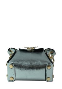 Metalen turquoise leren handtas met afgeronde hoeken, gouden beslag en decoratieve zijaccenten. Heeft een sluiting aan de bovenkant.