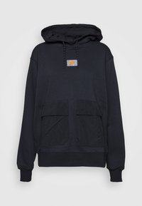 Svart hoodie i mjukt tyg med snörning i huvan, stora framfickor och en grå lappar med en orange logotyp.