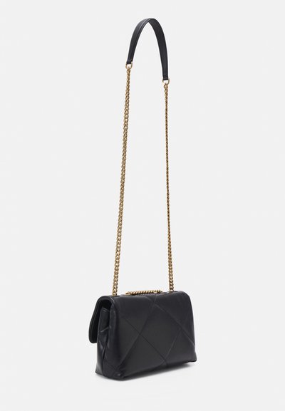 Borsa a spalla in pelle nera con design trapuntato, tracolla in catena dorata e forma strutturata. Presenta una chiusura a pattina e una tasca laterale.