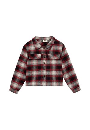 Camisa de cuadros roja, negra y blanca de manga larga con cuello y dos bolsillos en el pecho sobre fondo blanco.