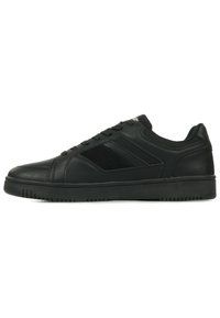 Sneakers neri in pelle con una finitura liscia, caratterizzati da un design con lacci, suola in gomma e un pannello laterale testurizzato.