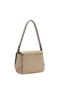 Borsa a tracolla in suede beige con un design strutturato, rifinita con dettagli neri e una tracolla regolabile. Presenta una chiusura a pattina e dettagli laterali.