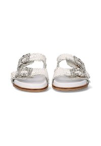 Las sandalias trenzadas blancas cuentan con dos hebillas decorativas con acentos plateados, una plantilla blanca suave y una suela de goma marrón.