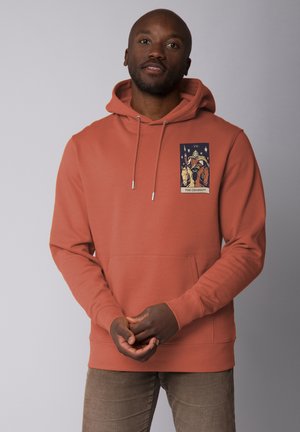 Roestkleurige hoodie met een voorkantzak, trekkoorden en een bedrukt patch met een ontwerp van een strijdwagen. Zachte stoftextuur.