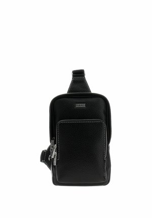 Sac bandoulière Guess en cuir noir texturé avec poche zippée à l'avant, fermetures éclair argentées et bandoulière réglable sur fond blanc.