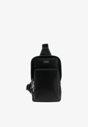 Sac bandoulière Guess en cuir noir texturé avec poche zippée à l'avant, fermetures éclair argentées et bandoulière réglable sur fond blanc.