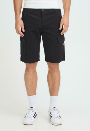 Sorte cargoshorts lavet af bomuldsblanding, med sidelommer, knaplukning og lige snit. Bruges med hvide sokker og sneakers.