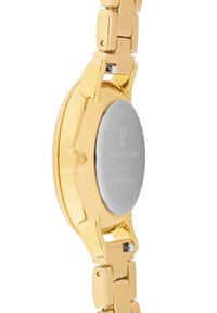 Reloj de acero inoxidable en tono dorado con una caja redonda, acabado pulido y un fondo plateado grabado con el nombre de la marca. Pulsera ajustable de eslabones.