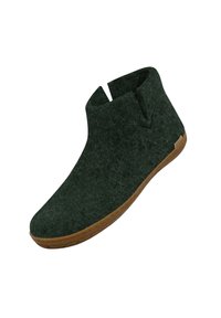 Stivaletto verde in feltro con un design a taglio e suola in gomma marrone. La texture è morbida e la forma è elegante e contemporanea.