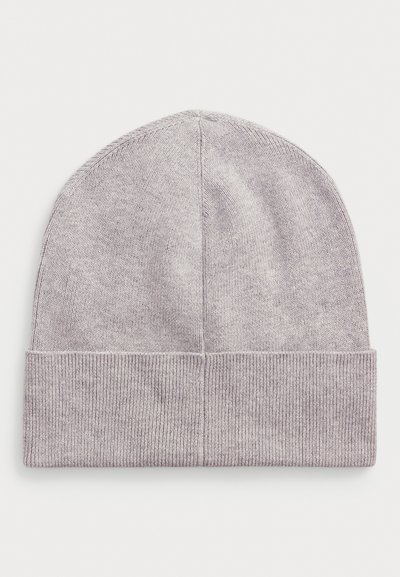 Gai pelēks adīts beanie cepure ar salocītu malu, rādot vertikālas un diagonālas adījuma paraugus, centrēta uz baltā fona.